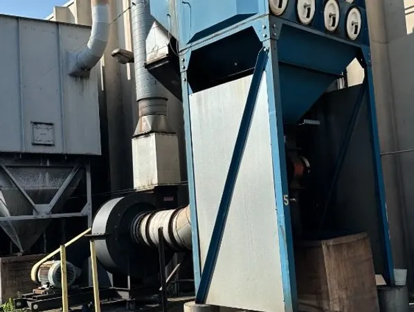 4560 Sq Ft Torit Dust Collector, Model DF03-24