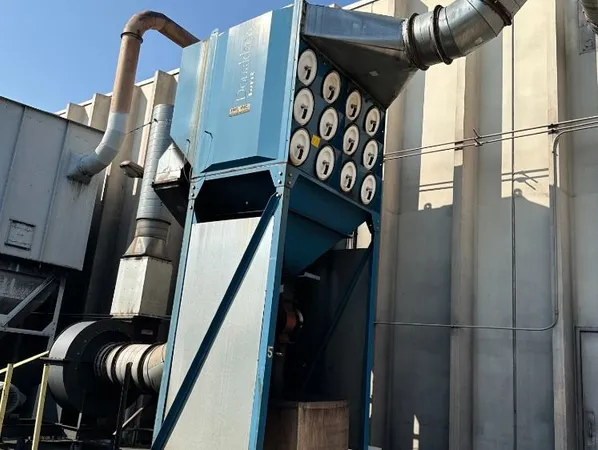4560 Sq Ft Torit Dust Collector, Model DF03-24